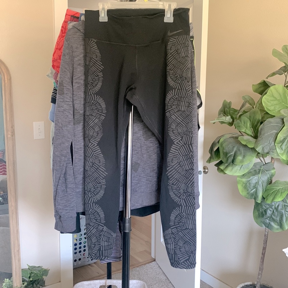NIKE dri fit leggings black medallion print along sides